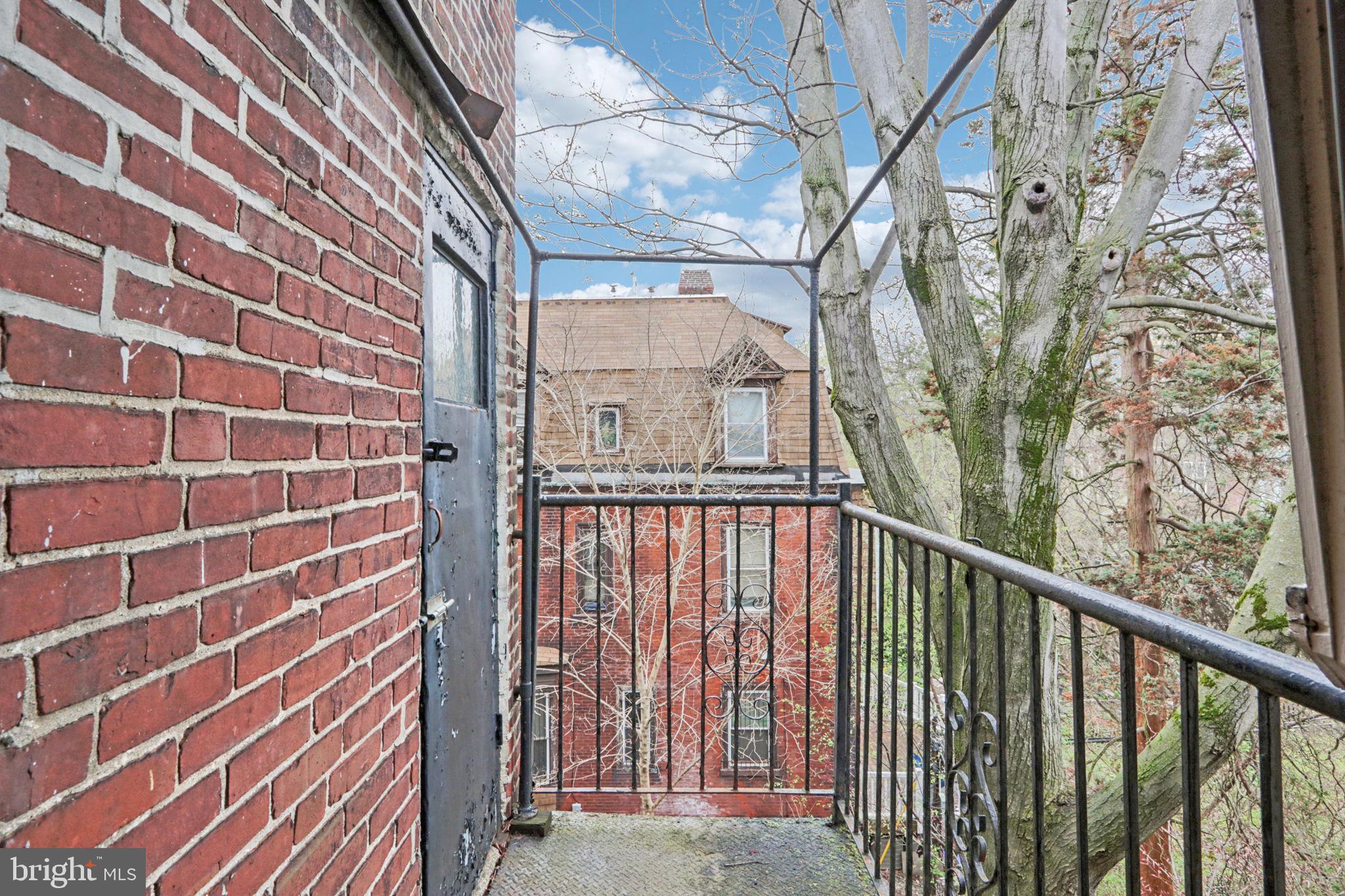 UNIVERSITY CITY - Residential Income