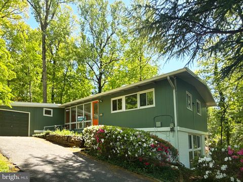 Photo of 3419 Fiddlers Green, FALLS CHURCH, VA 22044 (MLS # VAFX2289048)