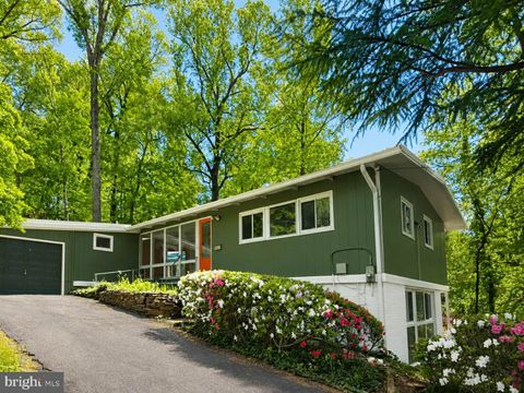 Photo of 3419 Fiddlers Green, FALLS CHURCH, VA 22044 (MLS # VAFX2289048)