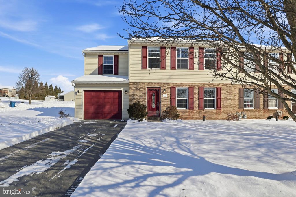 Photo of 10 Evergreen Terrace, MANCHESTER, PA 17345 (MLS # PAYK2096920)