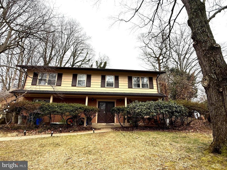 Nice split level, upper level kitchen with granite counter top, Bathroom was remodeled.
Harwood floor.
Basement fully finish, with kitchen and full bathroom, excellent for in-laws.
Back yard with deck.
Tenant occupied.