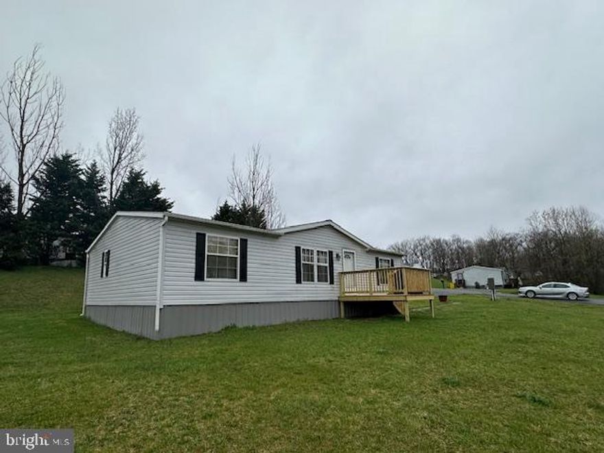 Nice home backing to nature in  a nice  community.3beds 2 full baths  move in ready. Community fee 350 lot fee per month. Cash buyers or conventional loans only for mobile  park .