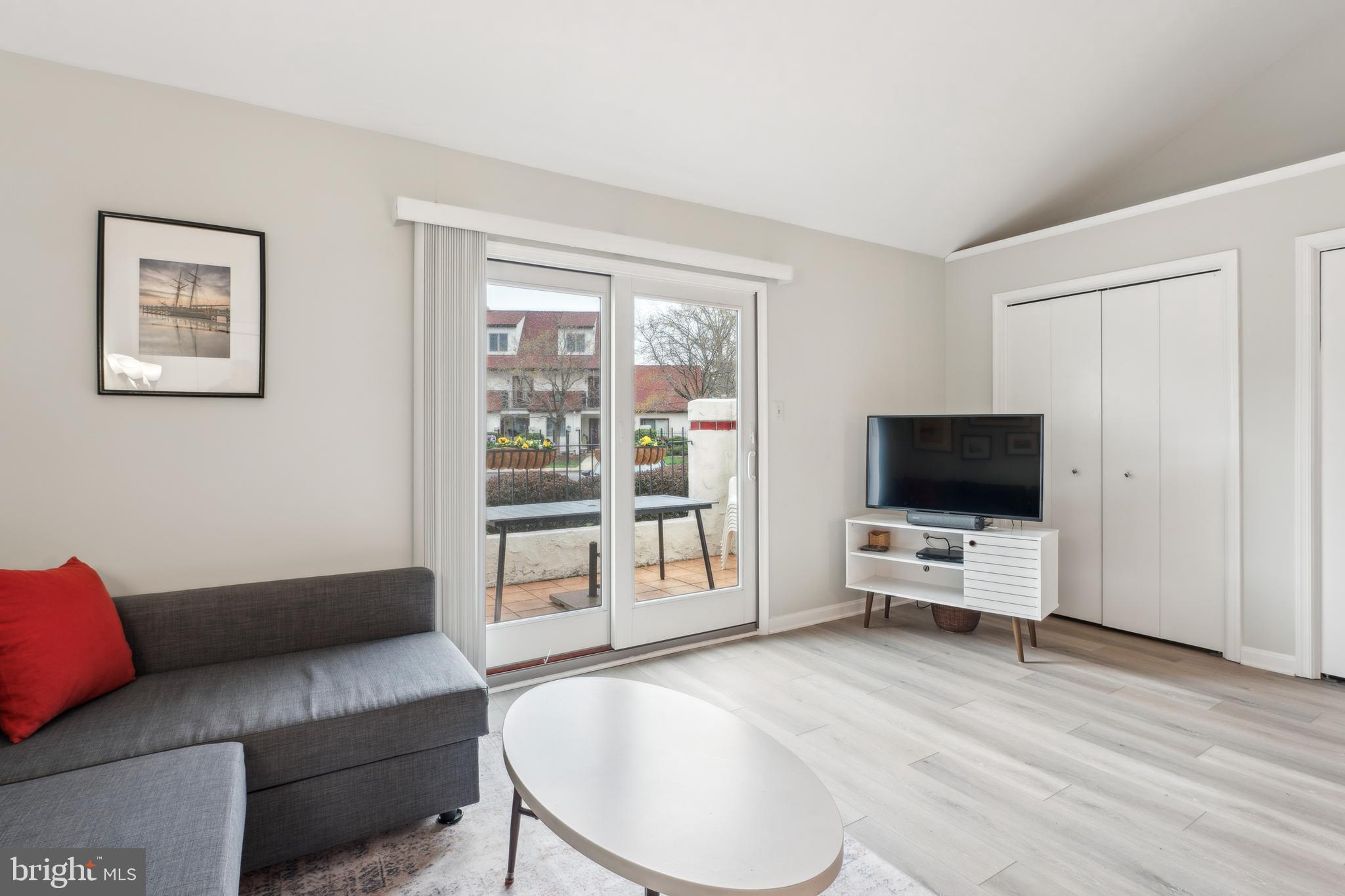 QUEENS LANDING - Residential