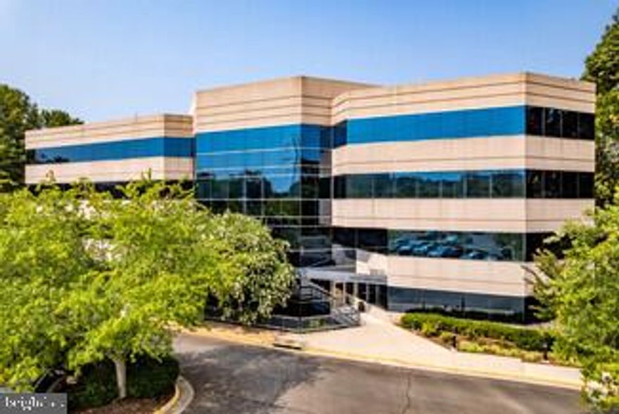 Single Private Offices Available for $600/month
3 Professional Offices available
Nice window office 120 sf
Quiet serein setting...