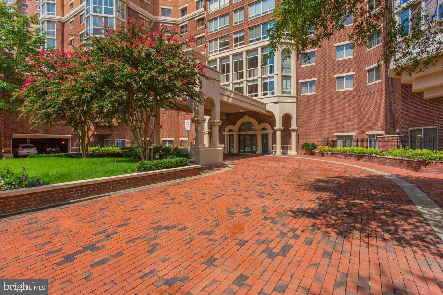 CARLYLE TOWERS - Residential Lease