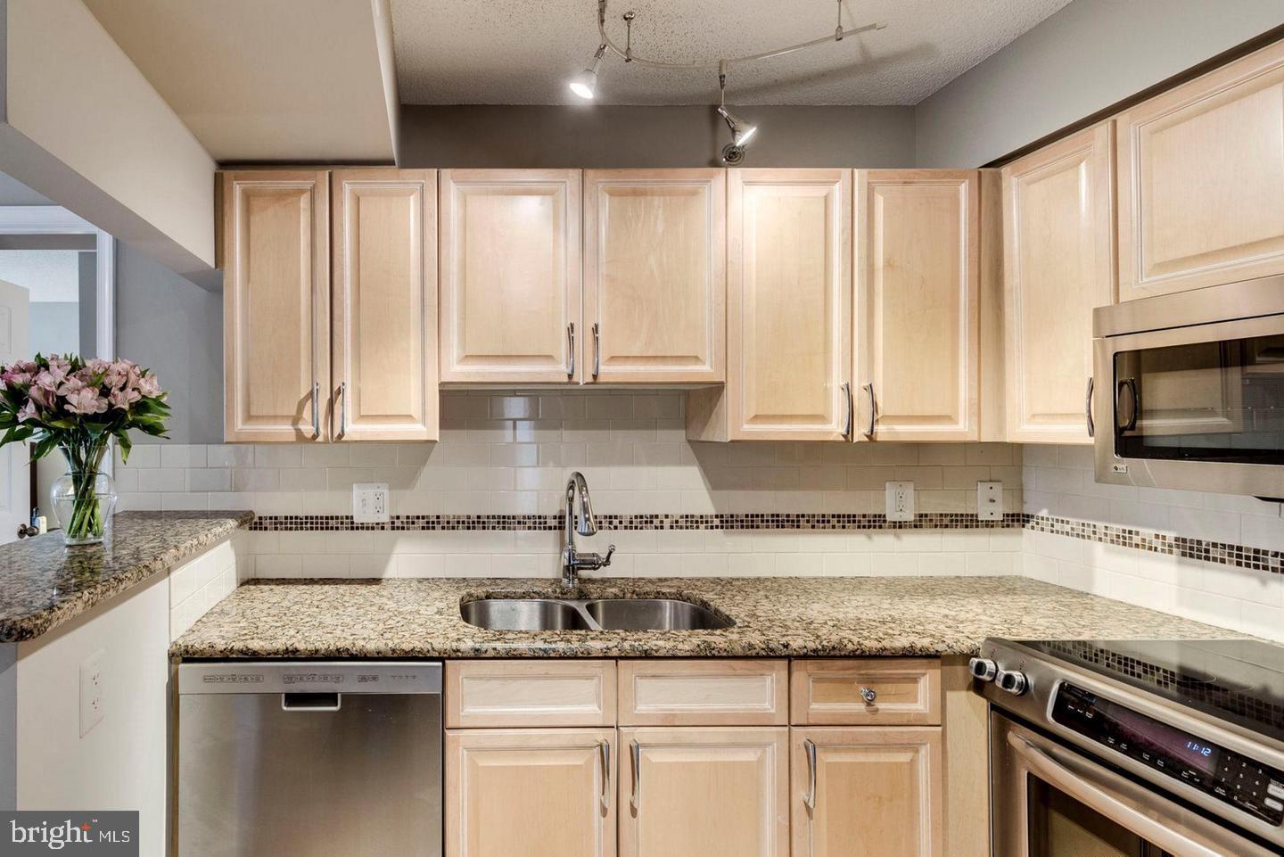 CARLYLE TOWERS - Residential Lease