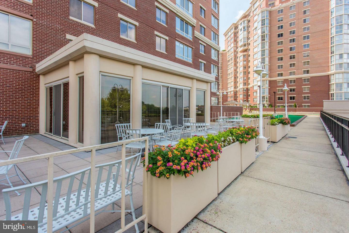 CARLYLE TOWERS - Residential Lease