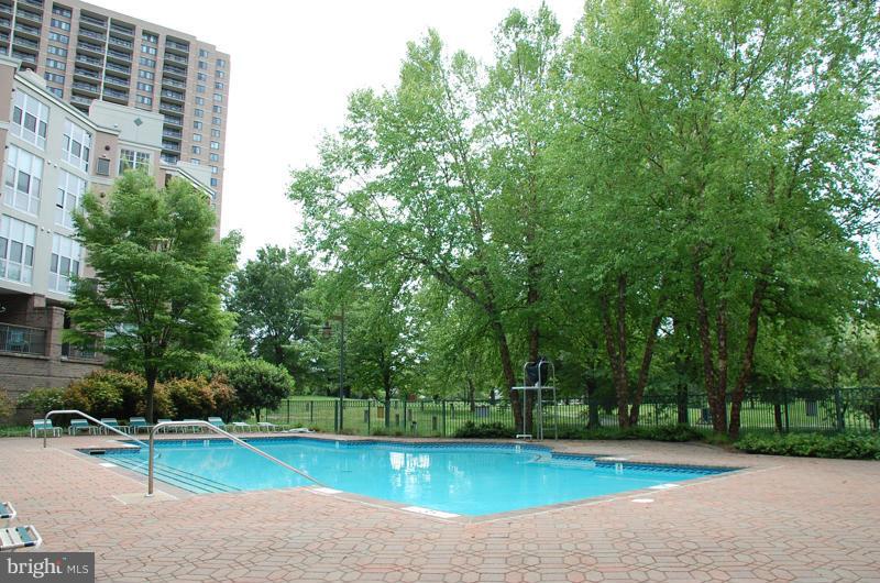 SAVOY PARK CONDOMINIUMS - Residential