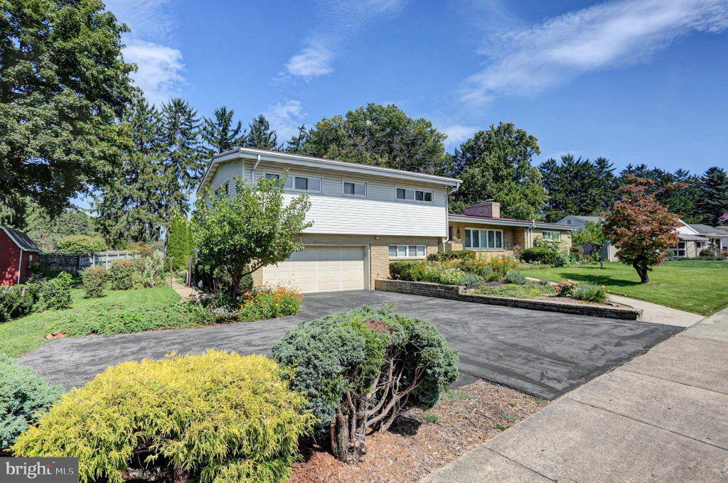 Photo of 901 E Mckinley Street, CHAMBERSBURG, PA 17201 (MLS # PAFL2037388)