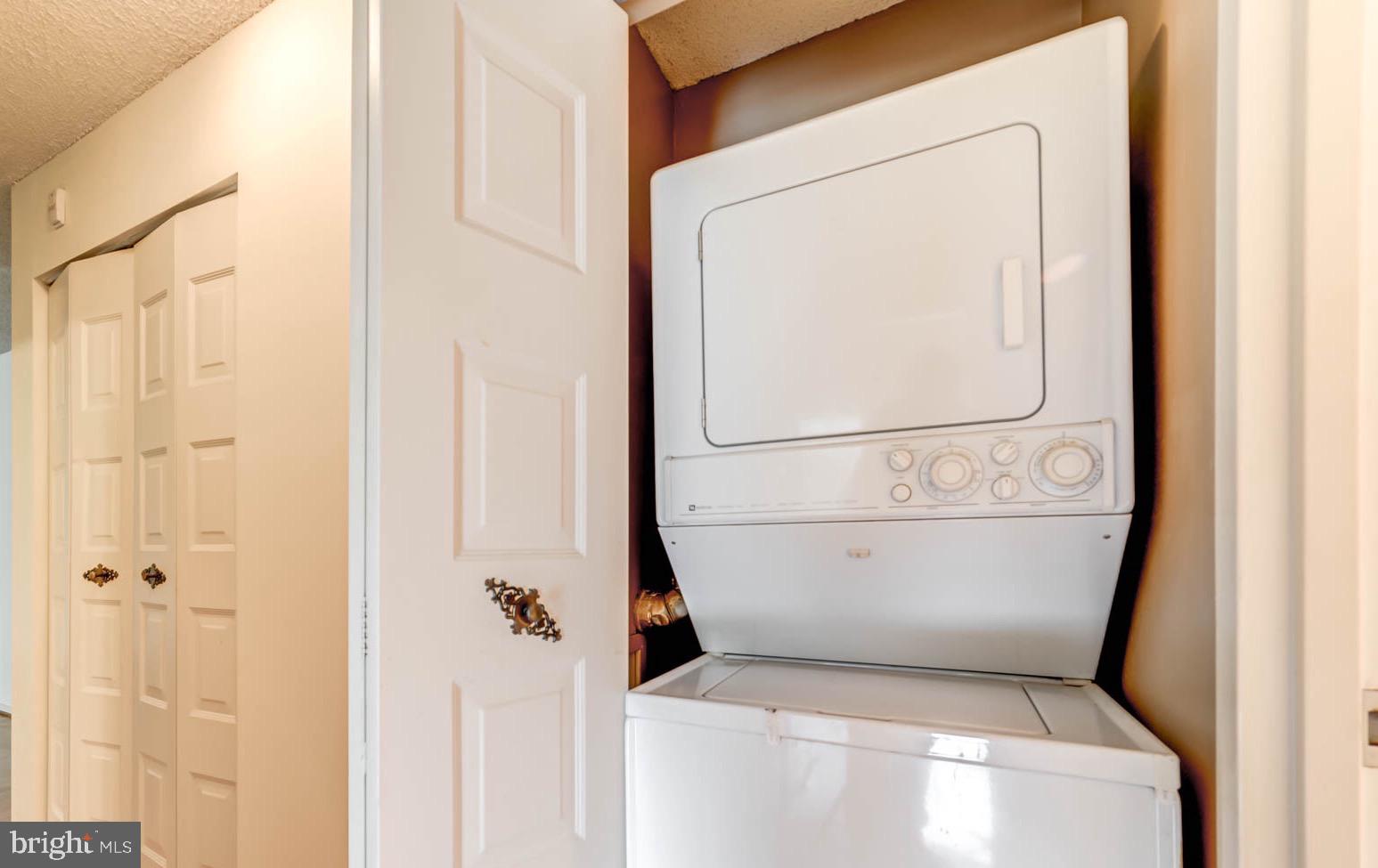 IDYLWOOD TOWERS CONDO - Residential