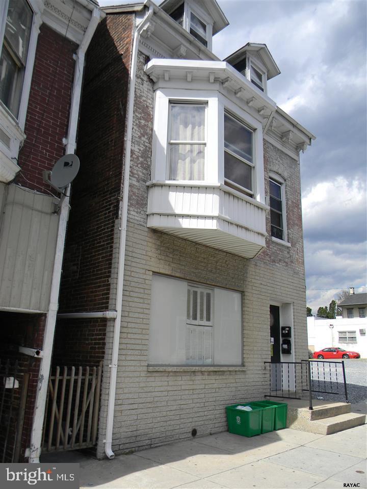 SUPER INVESTMENT, FULLY RENTED 3 UNIT, SOLID WELL MAINTAINED BUILDING WITH GOOD CLEAN TENANTS. ADDITIONAL 240 SQ FT STORAGE BUILDING, 4 PARKING SPACES IN REAR OF BUILDING.