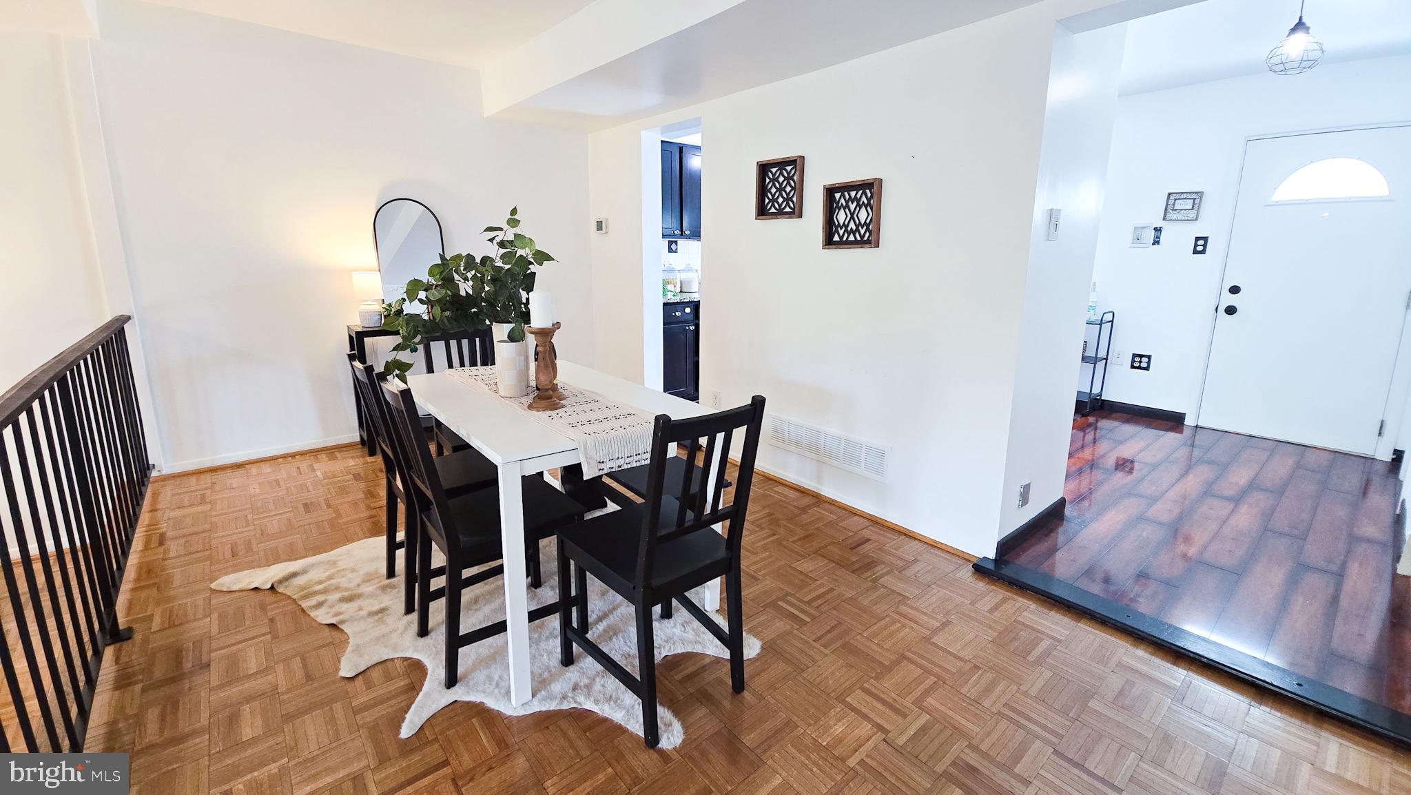 SEVEN COURTS - Residential