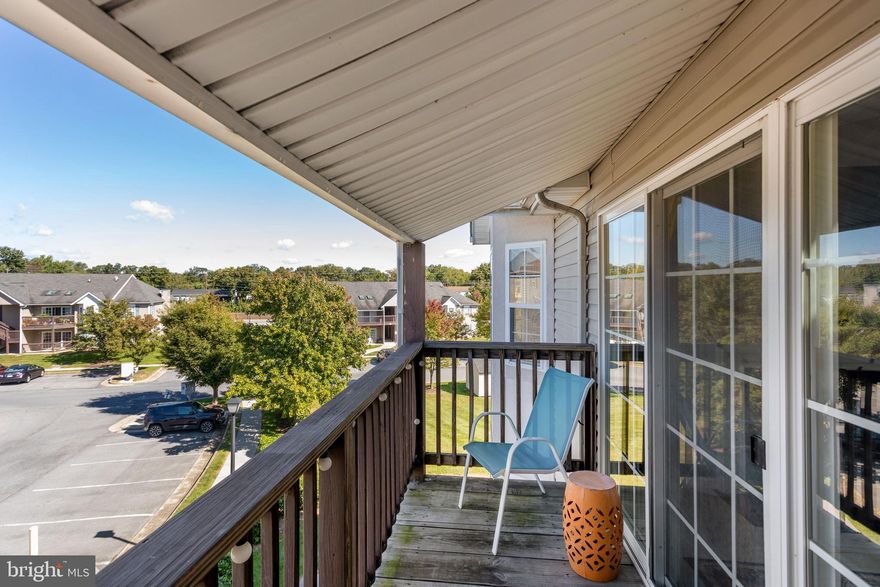 Great opportunity to own a very desirable 3rd-floor penthouse condo in Park Place Condominiums. 
This condo offers an open floor plan, skylights, fireplace, a private deck, large bedrooms, owner's suite with large walk-in closet, separate dining room, and a laundry room. The washer & dryer are new, as is the stainless steel refrigerator. The location is perfect for commuters and is close to schools & amenities!