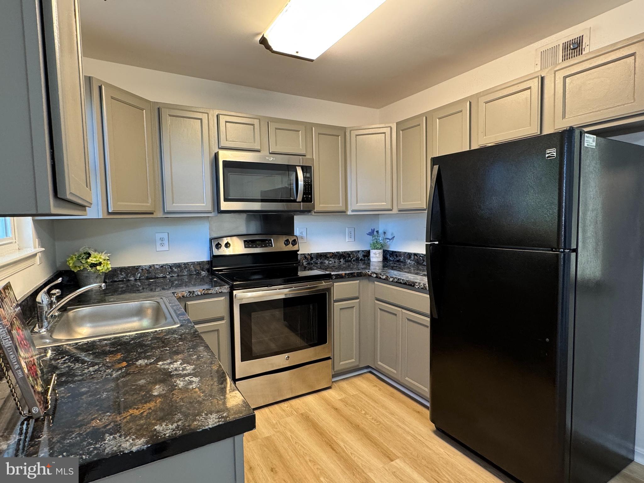 CROFTON COMMONS - Residential Lease