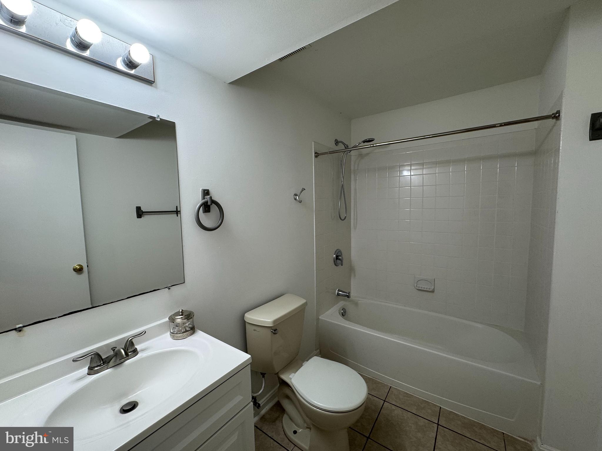 CROFTON COMMONS - Residential Lease