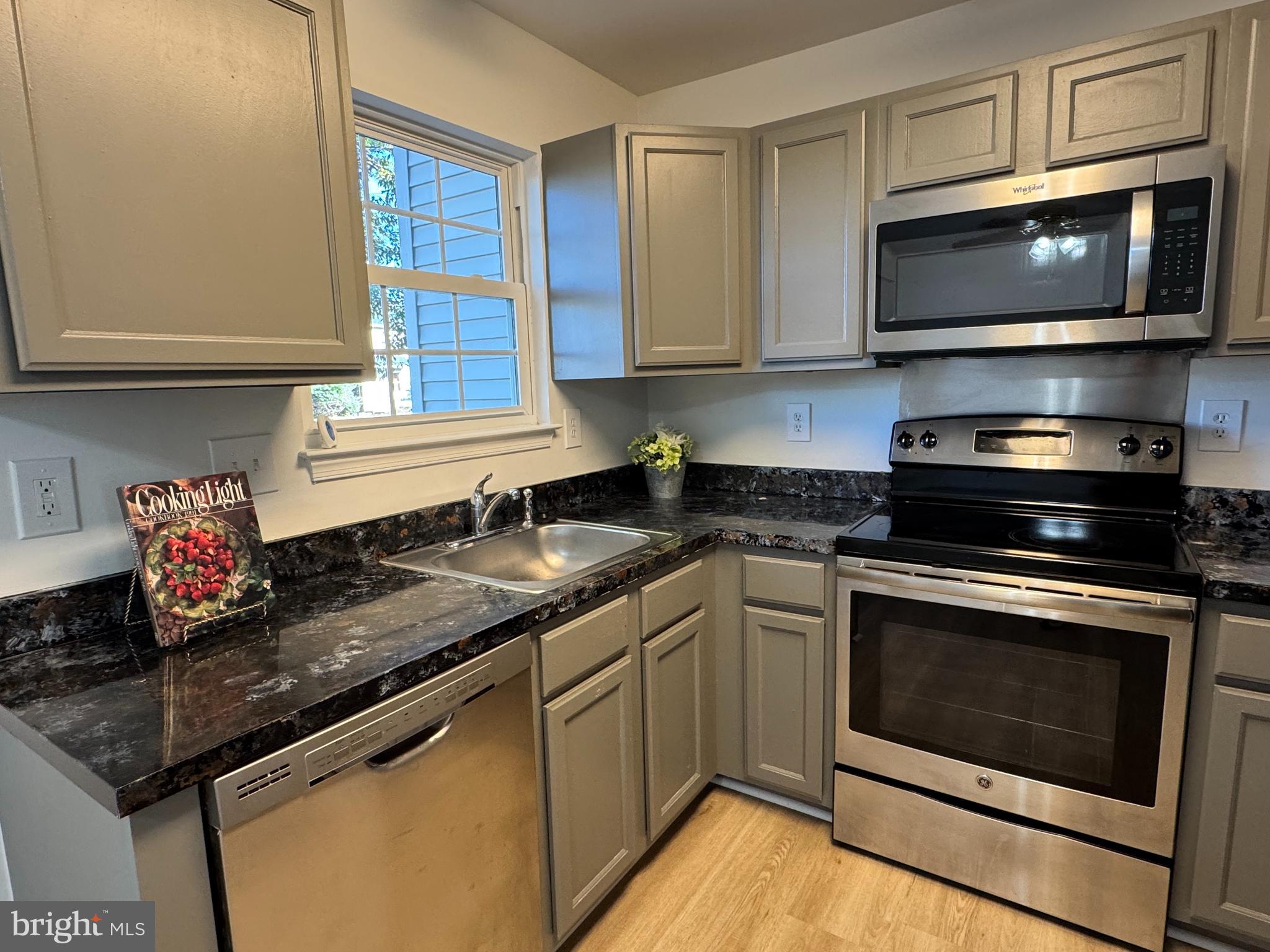 CROFTON COMMONS - Residential Lease