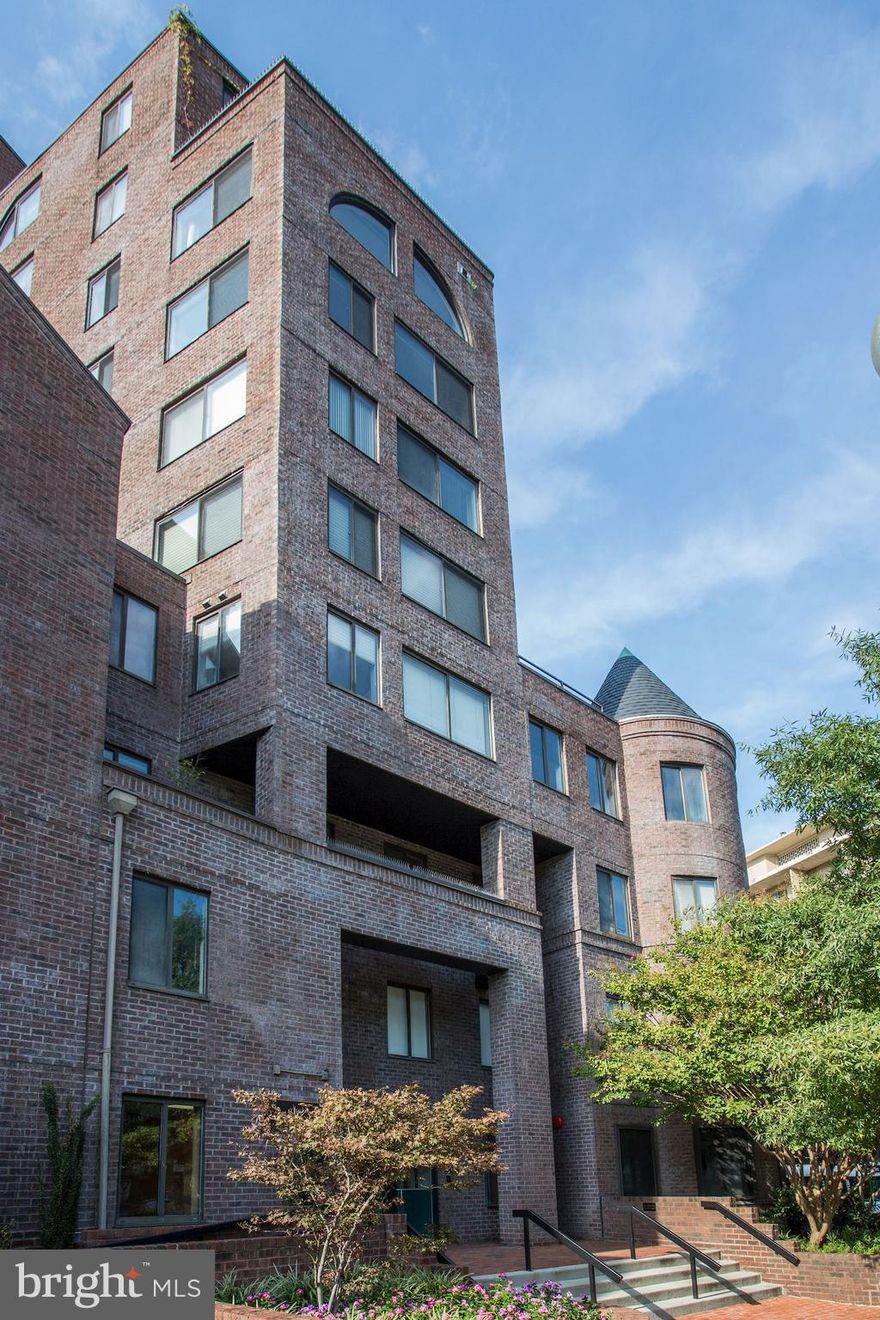 AVAILABLE AUGUST 13th!!!  Beautiful 2 bedrooms 2 bath with exclusive views of Washington Circle, just minutes from Foggy Bottom and George Washington University! Tons of natural light comes through to all rooms. Hardwood floors throughout the upgraded kitchen, living room and master bedroom! This is a cant miss for location and value!  Vouchers welcome.