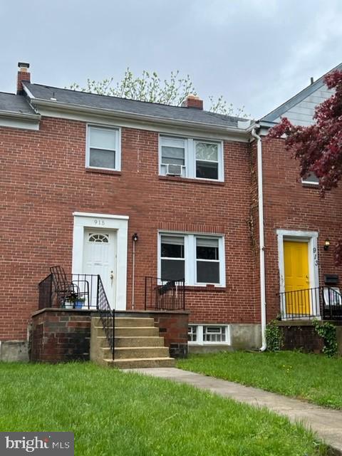 GREAT INVESTMENT OPPORTUNITY OR LIVE IN ONE UNIT! 2 UNIT TOWNHOME - MAIN LEVEL APT - FULL KITCHEN, BEDROOM & FULL BATH PLUS LIVING ROOM ON ENTRANCE, INCLUDES BASEMENT AREA AND ANOTHER FULL BATH, LAUNDRY IN UNIT, ACCESS TO BACK YARD. UPSTAIRS APT WITH BED, FULL BATH, KITCHEN AND W/D IN UNIT. UPSTAIRS IS RENTED UNTIL MARCH 2023 - $780 A MONTH.