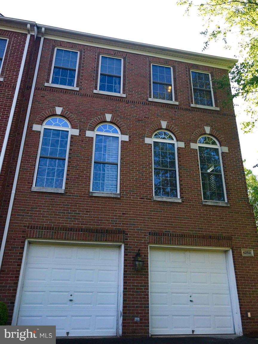 FAIRFAX CENTER LANDBAY - Residential Lease