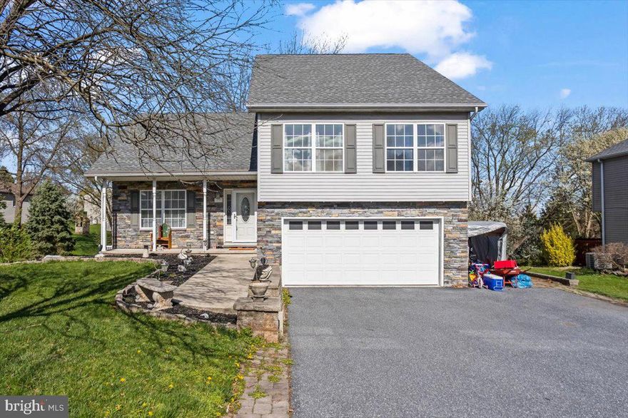 Welcome to your dream home in the desirable Shelly’s Riverview neighborhood of Etters! This stunning property boasts a spacious layout, perfect for both relaxation and entertaining. Enjoy summer days lounging by the pool, surrounded by a fenced-in yard that offers privacy and security. The open-concept living area features abundant natural light, while the updated kitchen is a chef’s delight. With ample bedrooms and a versatile outdoor space, this home is ideal for families and gatherings. Don’t miss the opportunity to own this gem in a fantastic community!