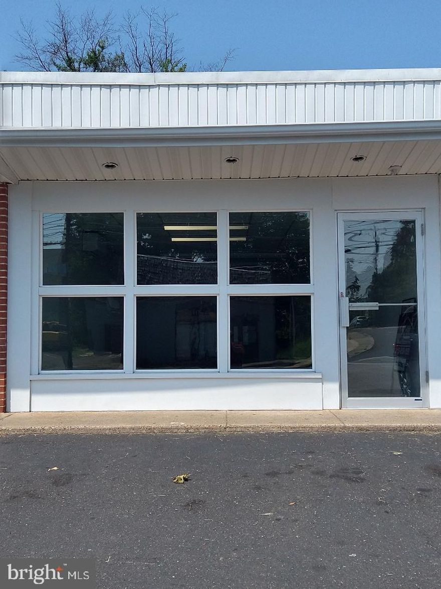 STORE / OFFICE

About 500 sq ft  redone open floor plan, powder room