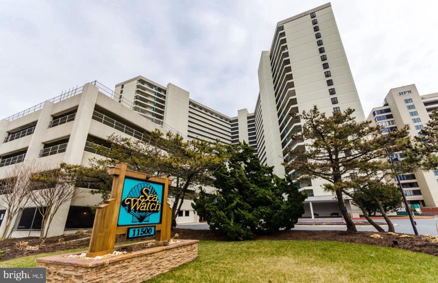 2BR/2FB + den on the 7th floor.  Updated kitchen and bathrooms, great views. This building has it all. Game room, theater, elevators, seasonal deli, gym, billiard room, indoor & outdoor pools, tennis & volleyball courts, a parking garage and way more.  Great location - Across the street from the Gold Coast Mall & theaters.