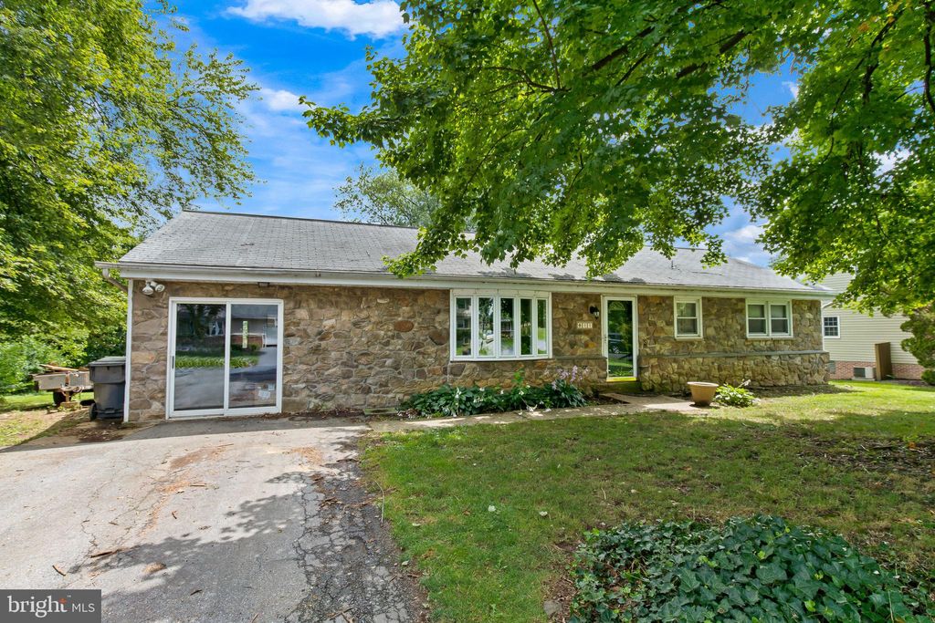 Photo of 11 THOMAS AVE, LANCASTER, PA 17603 (MLS # PALA2037308)