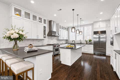 Townhouse For Sale - 218 S 3rd Street<br/> PHILADELPHIA, PA 19106