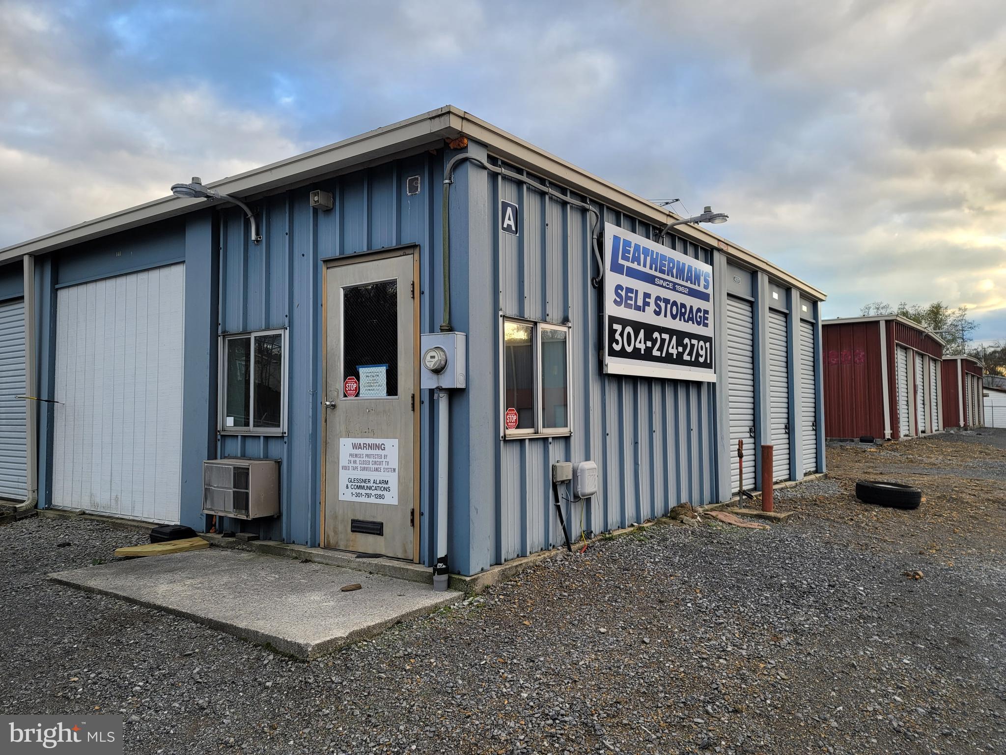 Great location behind 7-11. 475 square feet of space for your office with bathroom. 10X30 storage unit available for an additional $175 per month. Parking needs can be negotiated depending on use of space. Tenant pays for water/sewer, electric and trash service if desired. Affordable business location.