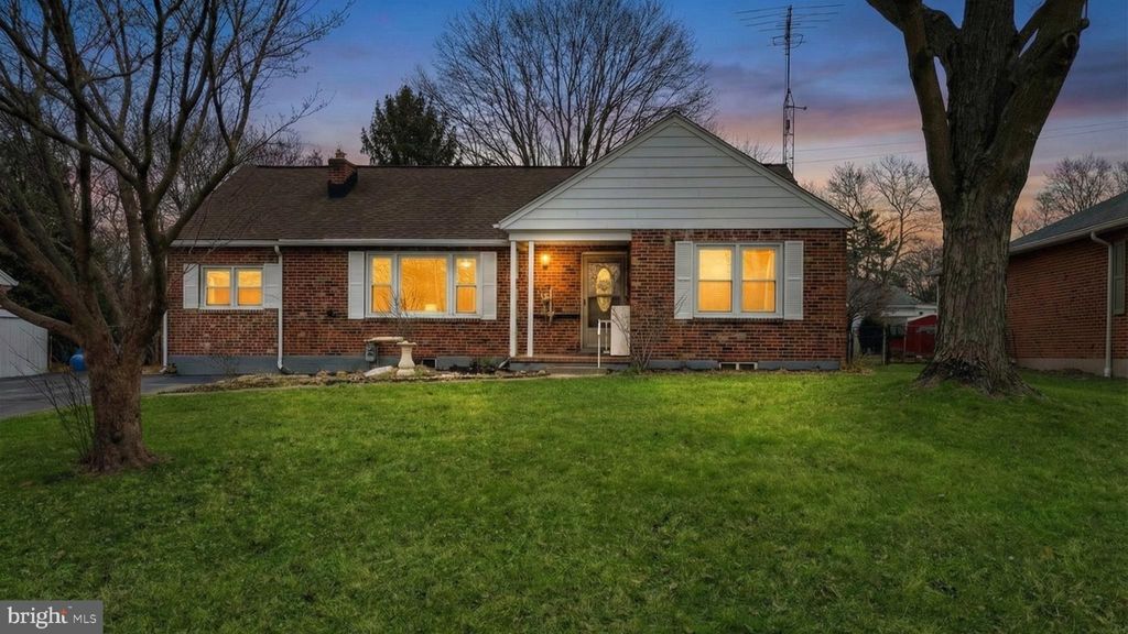 Photo of 321 S Harlan Street, YORK, PA 17402 (MLS # PAYK2096108)