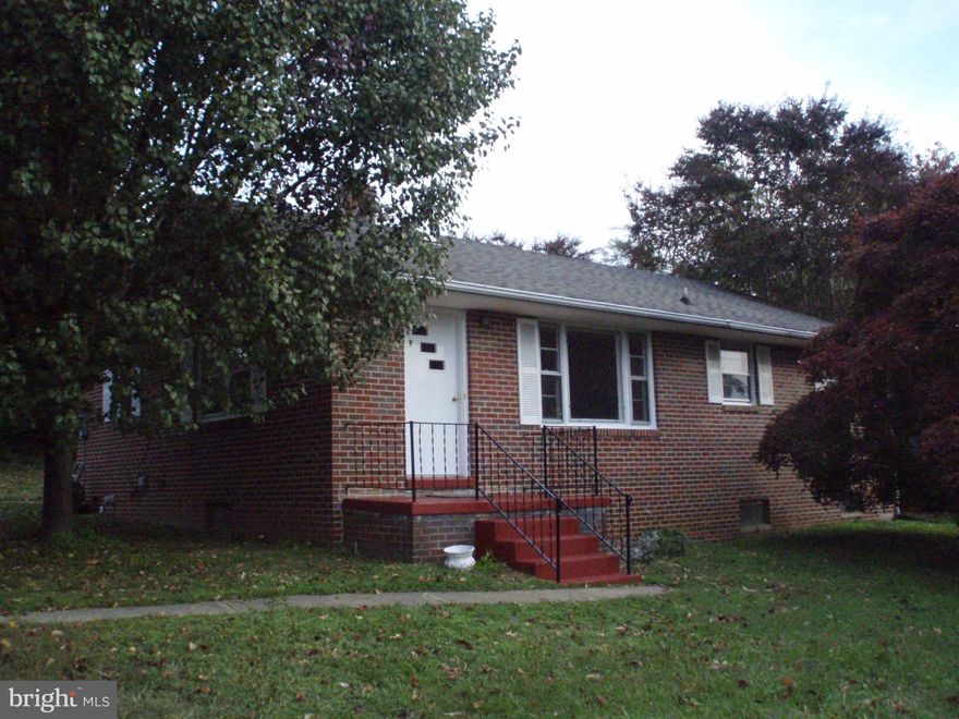 Cute waterfront rental in historic Leonardtown within walking distance to restaurants, shopping and waterfront activities!  2 Bedrooms, 1 Bathroom, large bay window overlooking Breton Bay with hardwood floors throughout.  Has a shed and an unfinished basement with tons of storage. Great views!