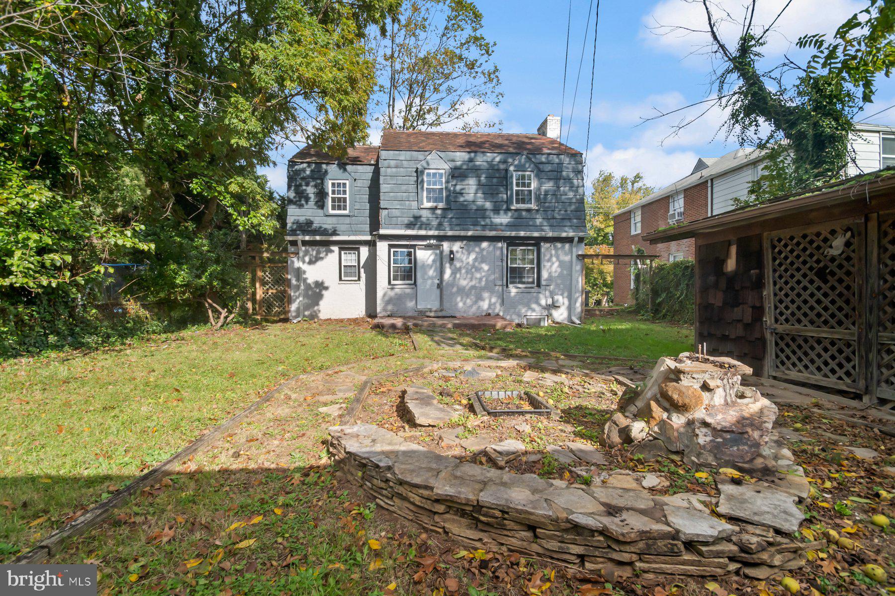 COLONIAL VILLAGE - Residential