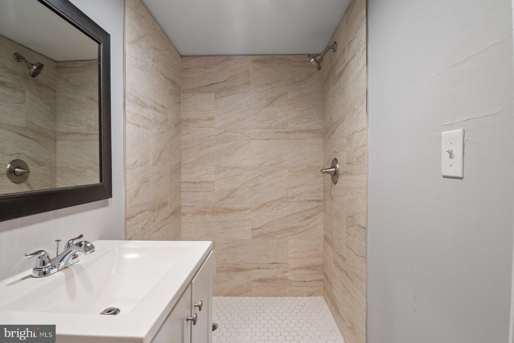 COLONIAL VILLAGE - Residential