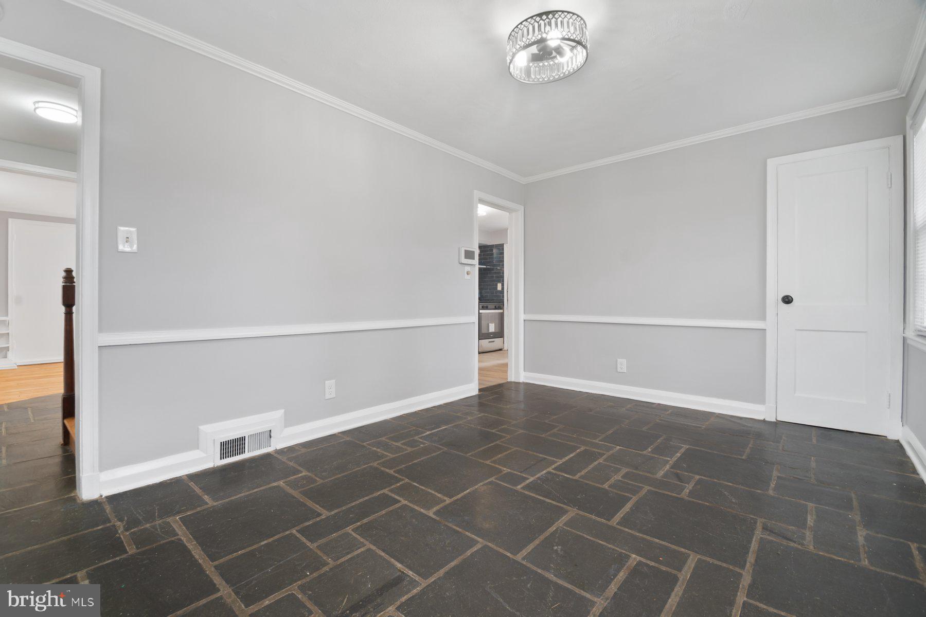 COLONIAL VILLAGE - Residential