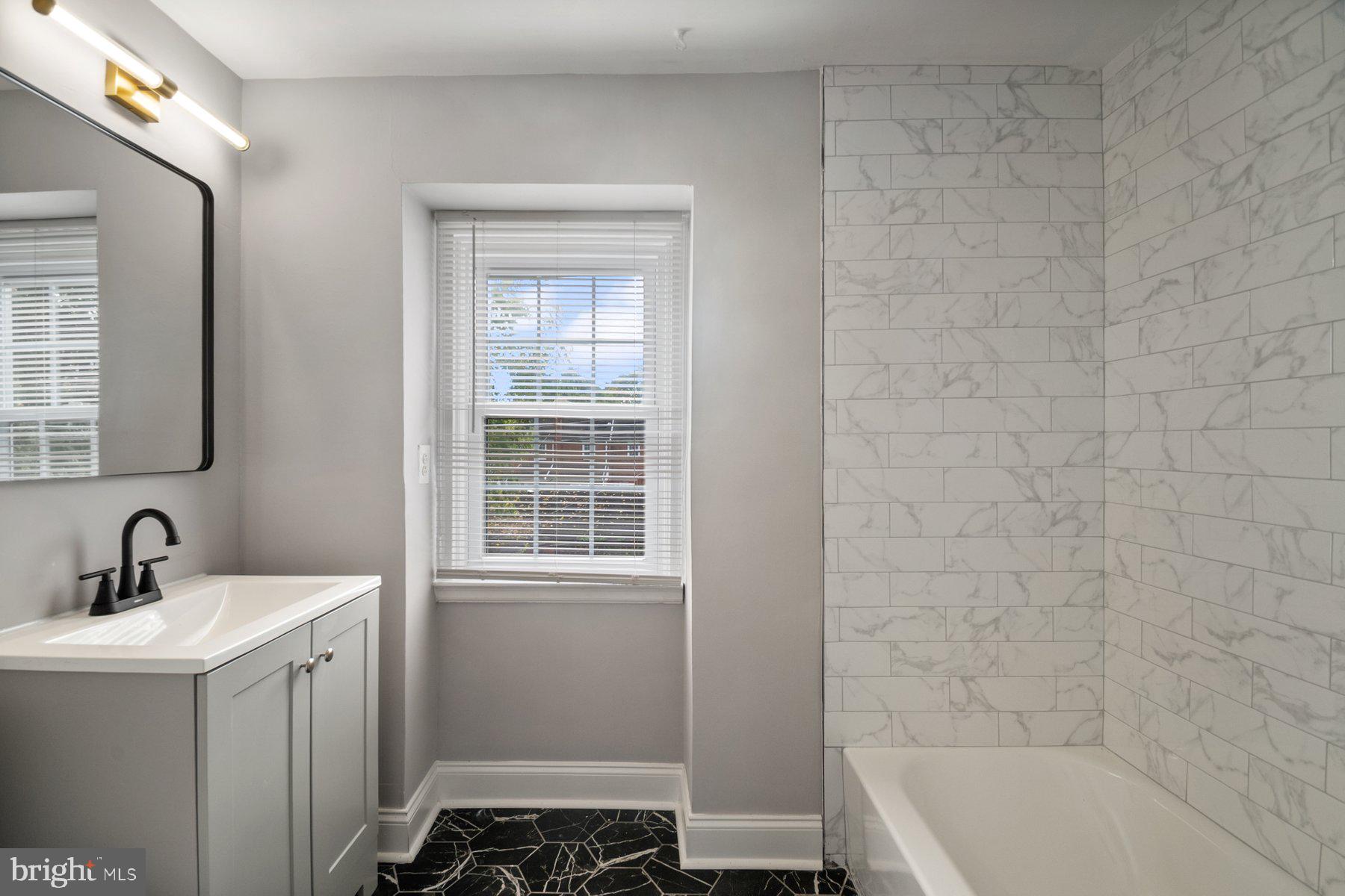 COLONIAL VILLAGE - Residential