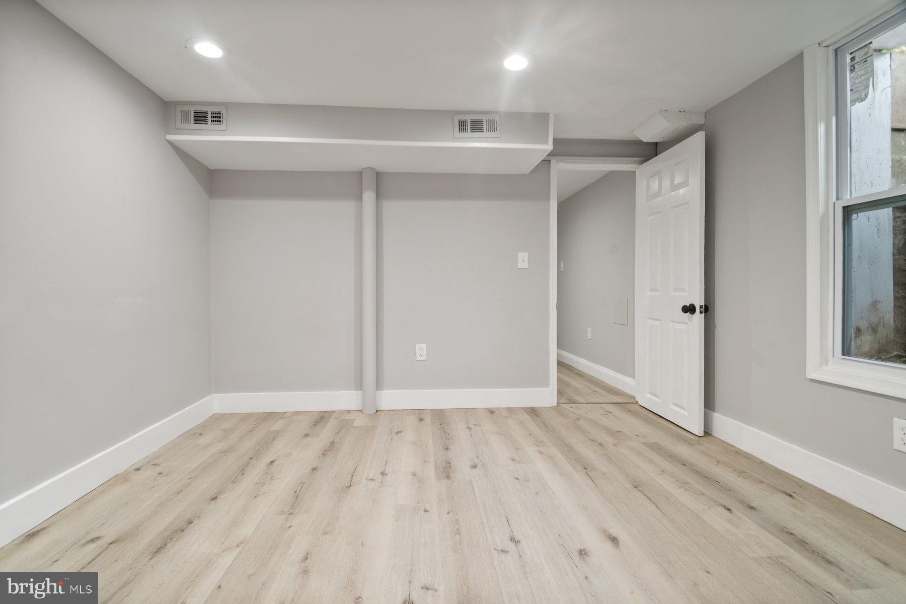 COLONIAL VILLAGE - Residential