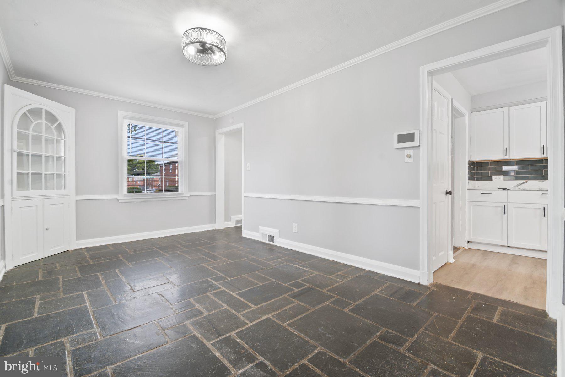 COLONIAL VILLAGE - Residential