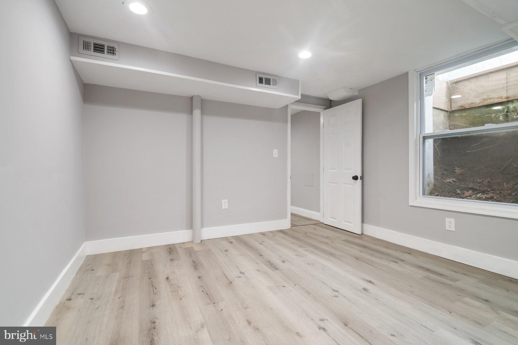 COLONIAL VILLAGE - Residential