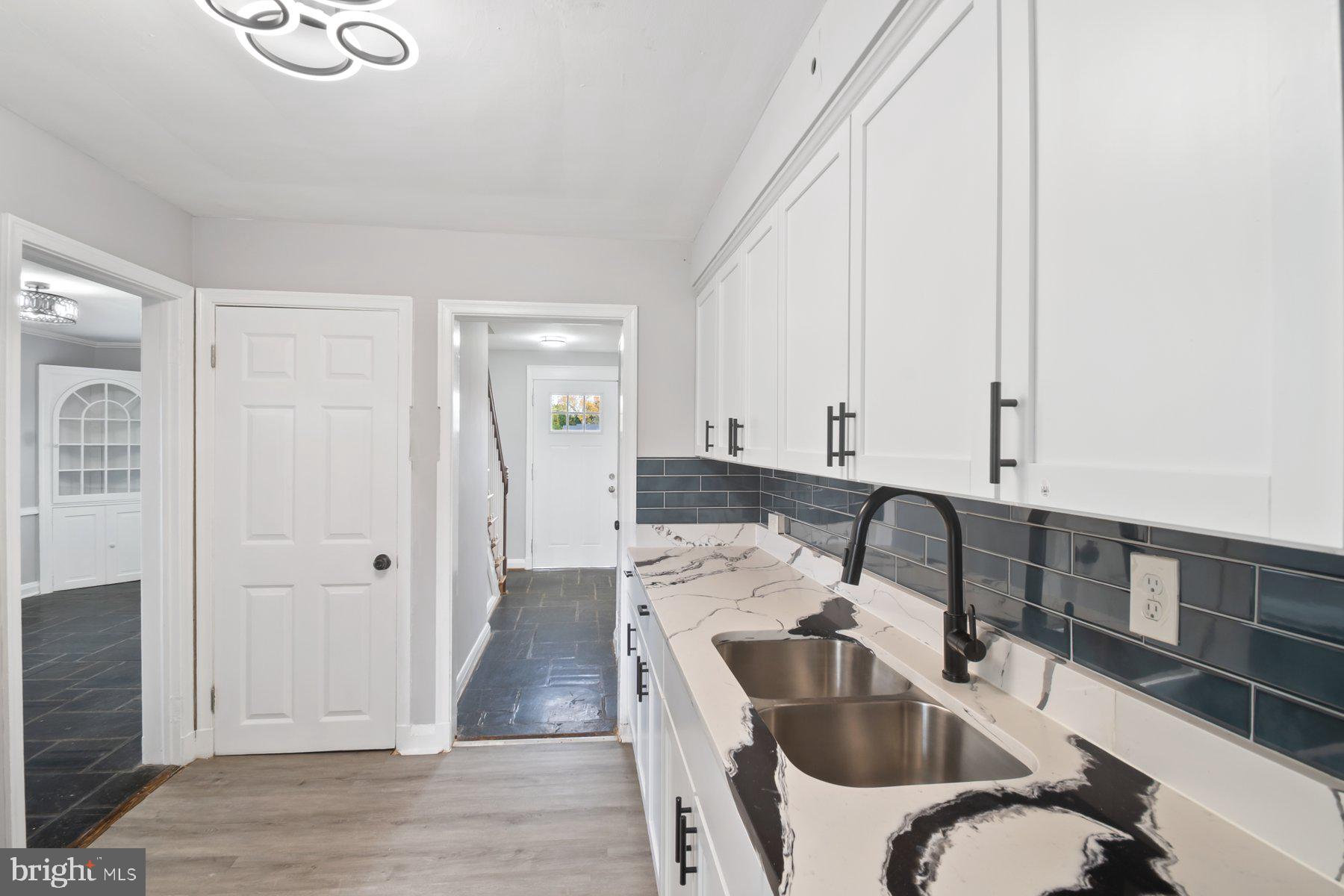 COLONIAL VILLAGE - Residential