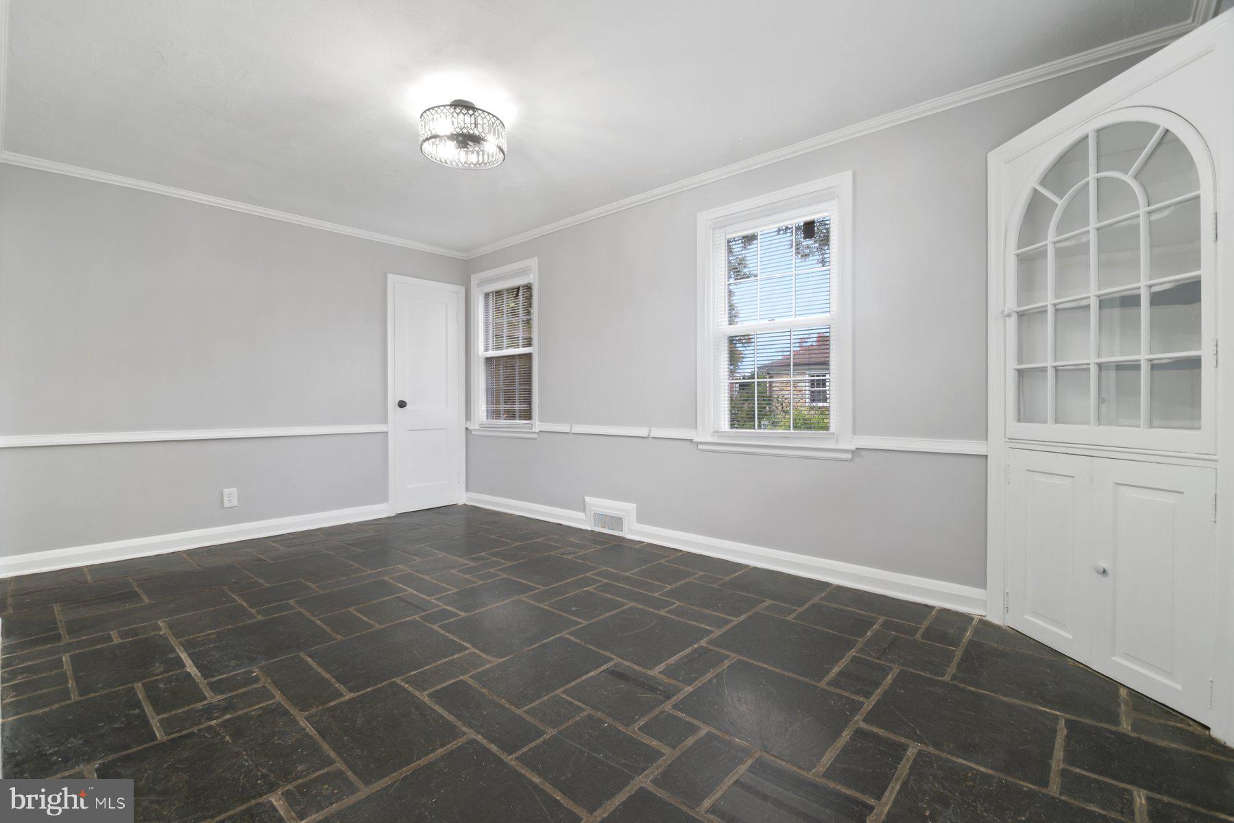 COLONIAL VILLAGE - Residential