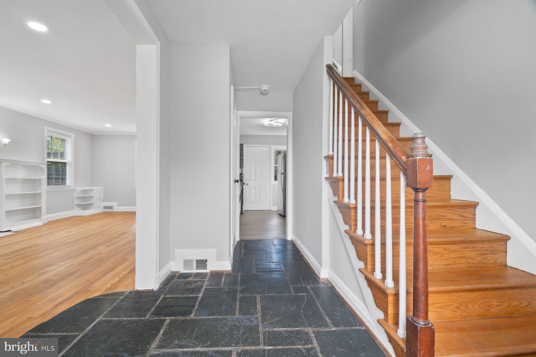 COLONIAL VILLAGE - Residential