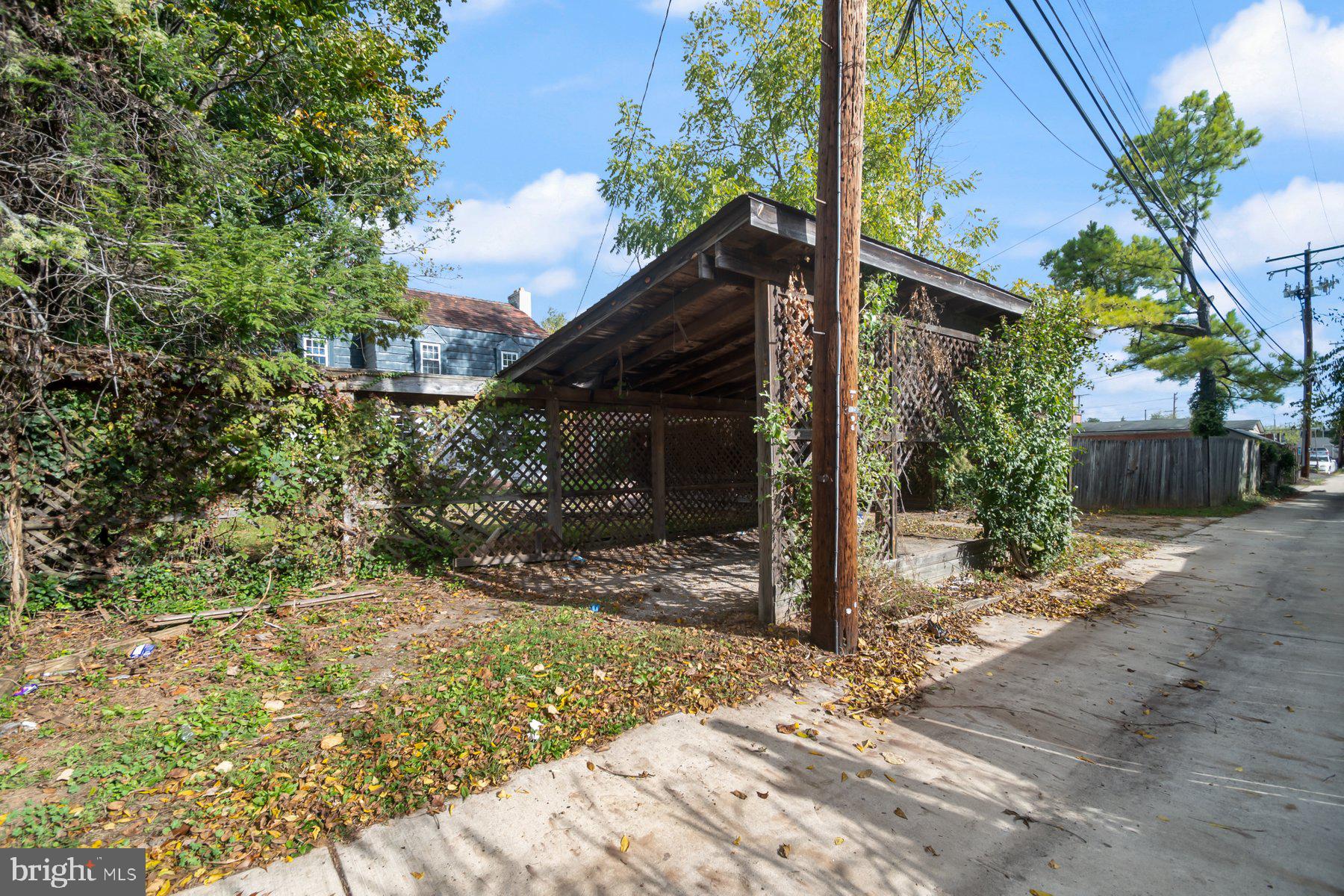 COLONIAL VILLAGE - Residential