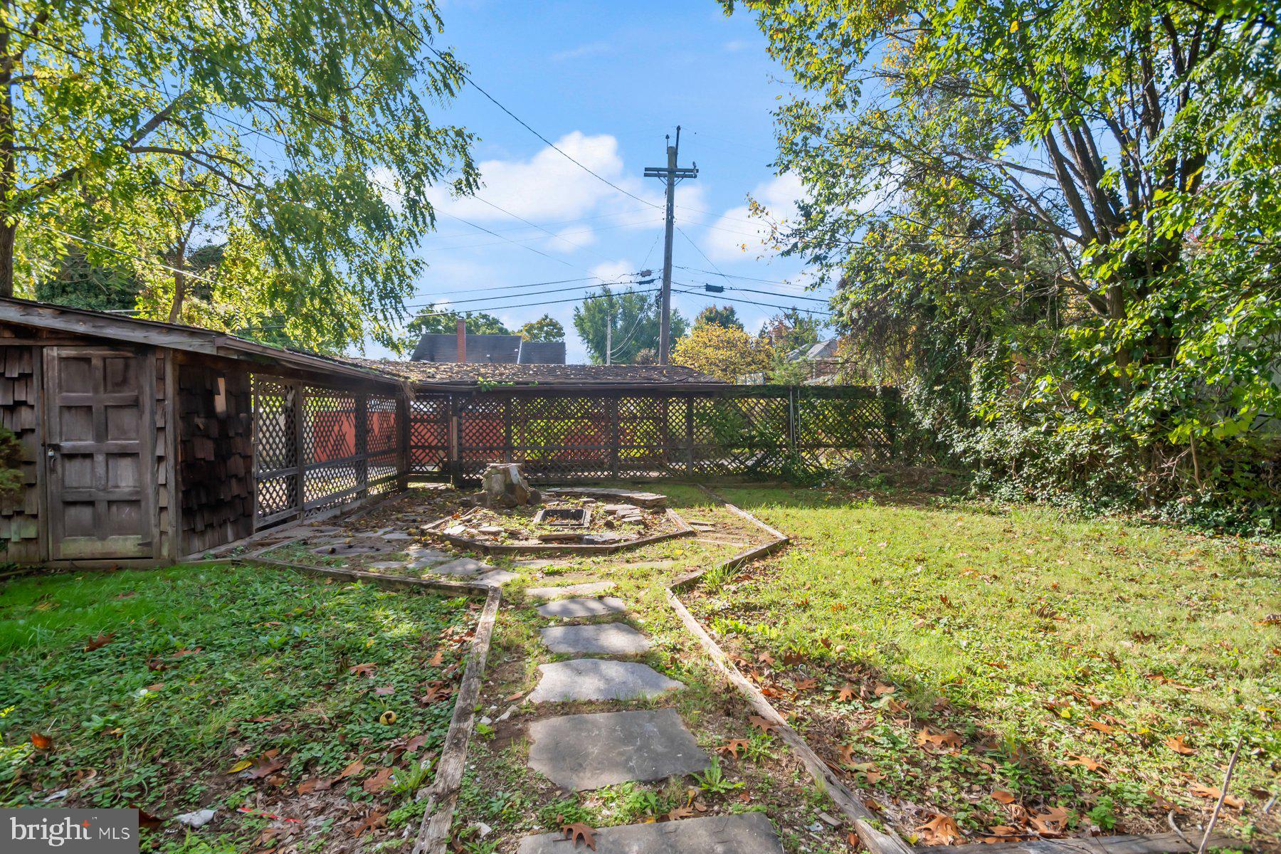 COLONIAL VILLAGE - Residential