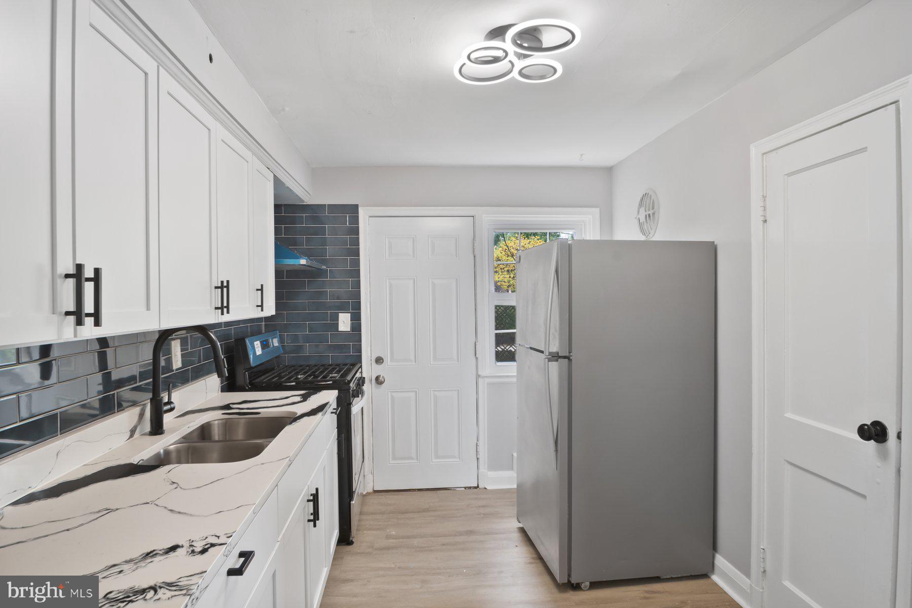 COLONIAL VILLAGE - Residential