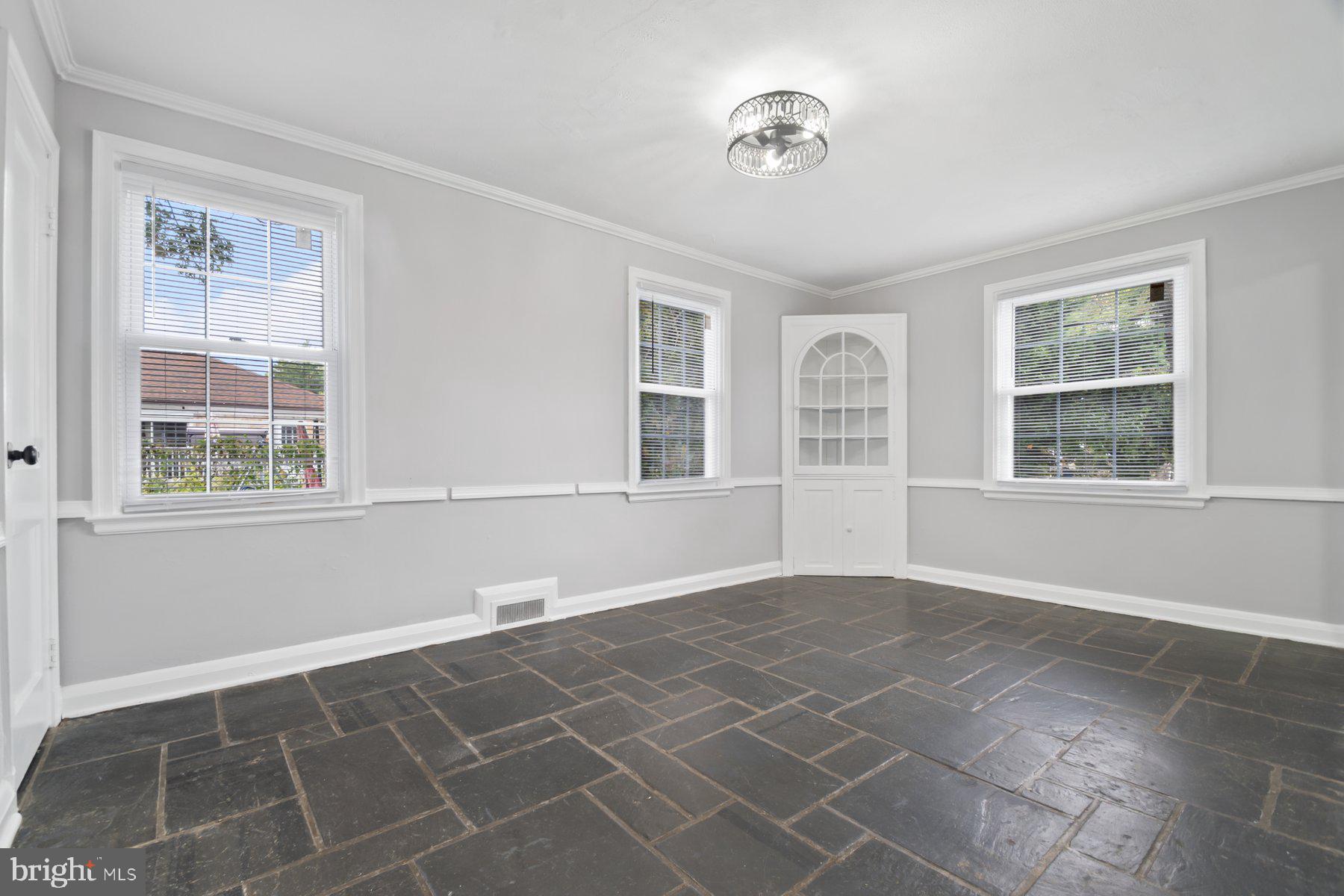 COLONIAL VILLAGE - Residential