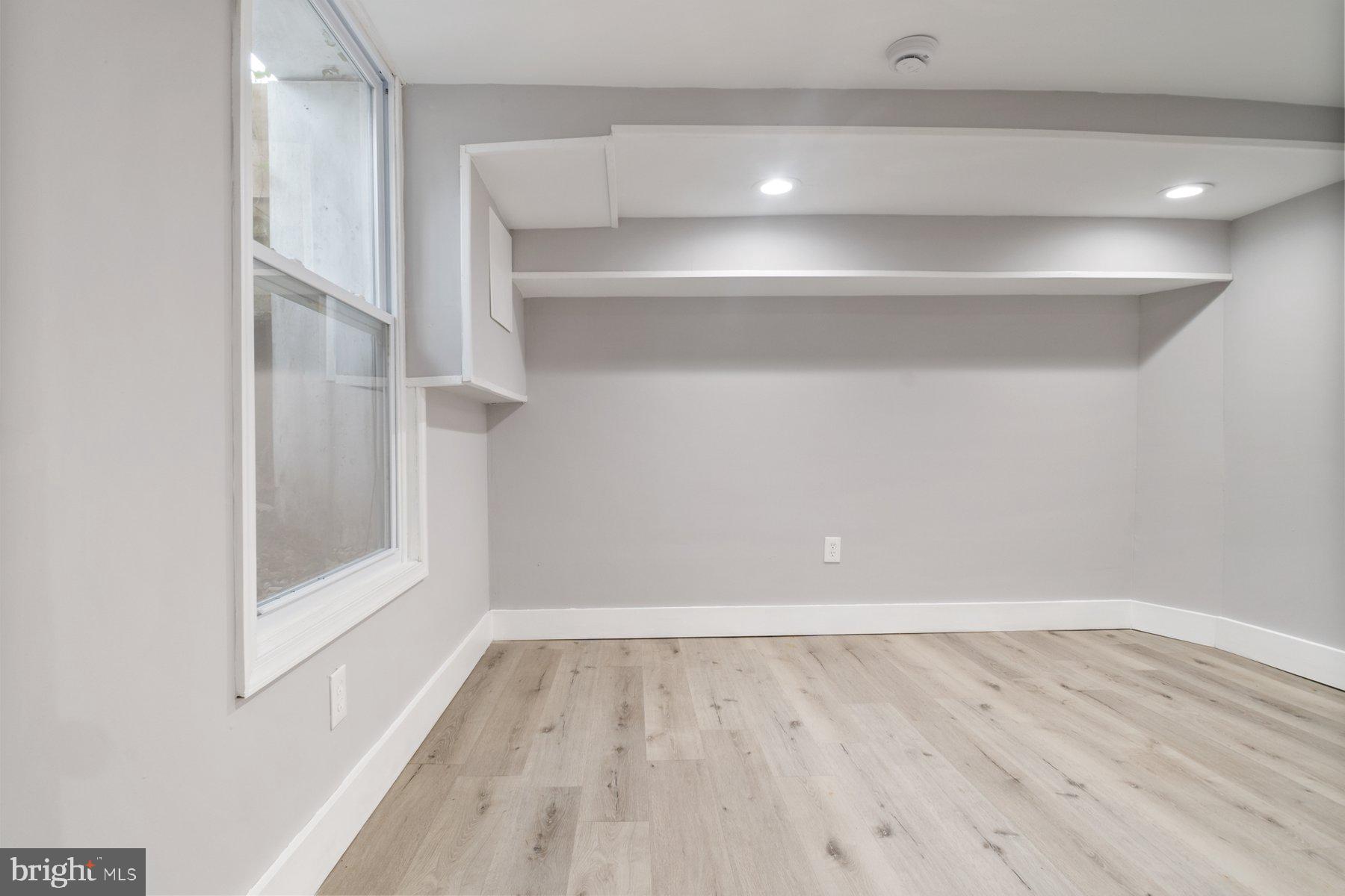 COLONIAL VILLAGE - Residential