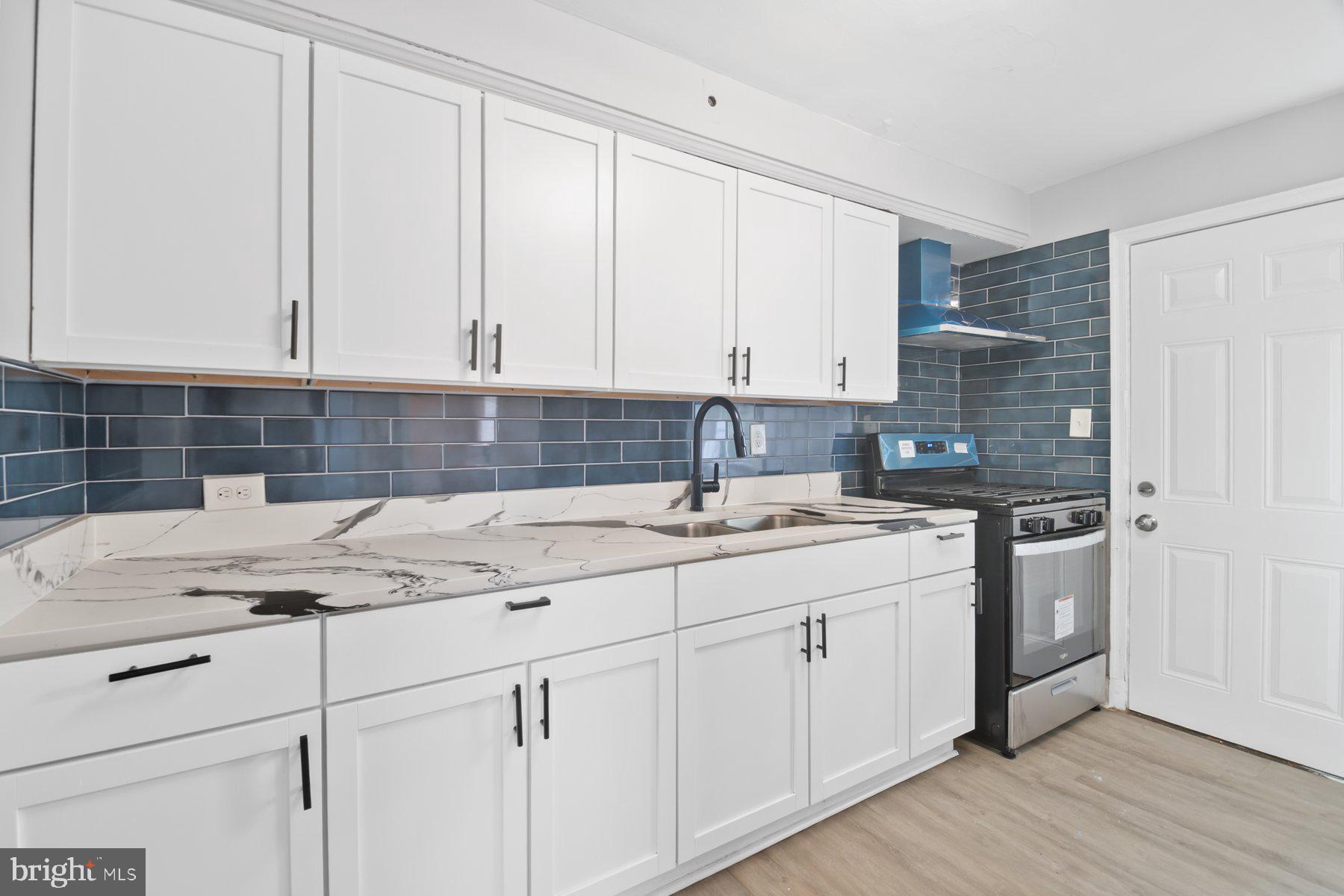 COLONIAL VILLAGE - Residential