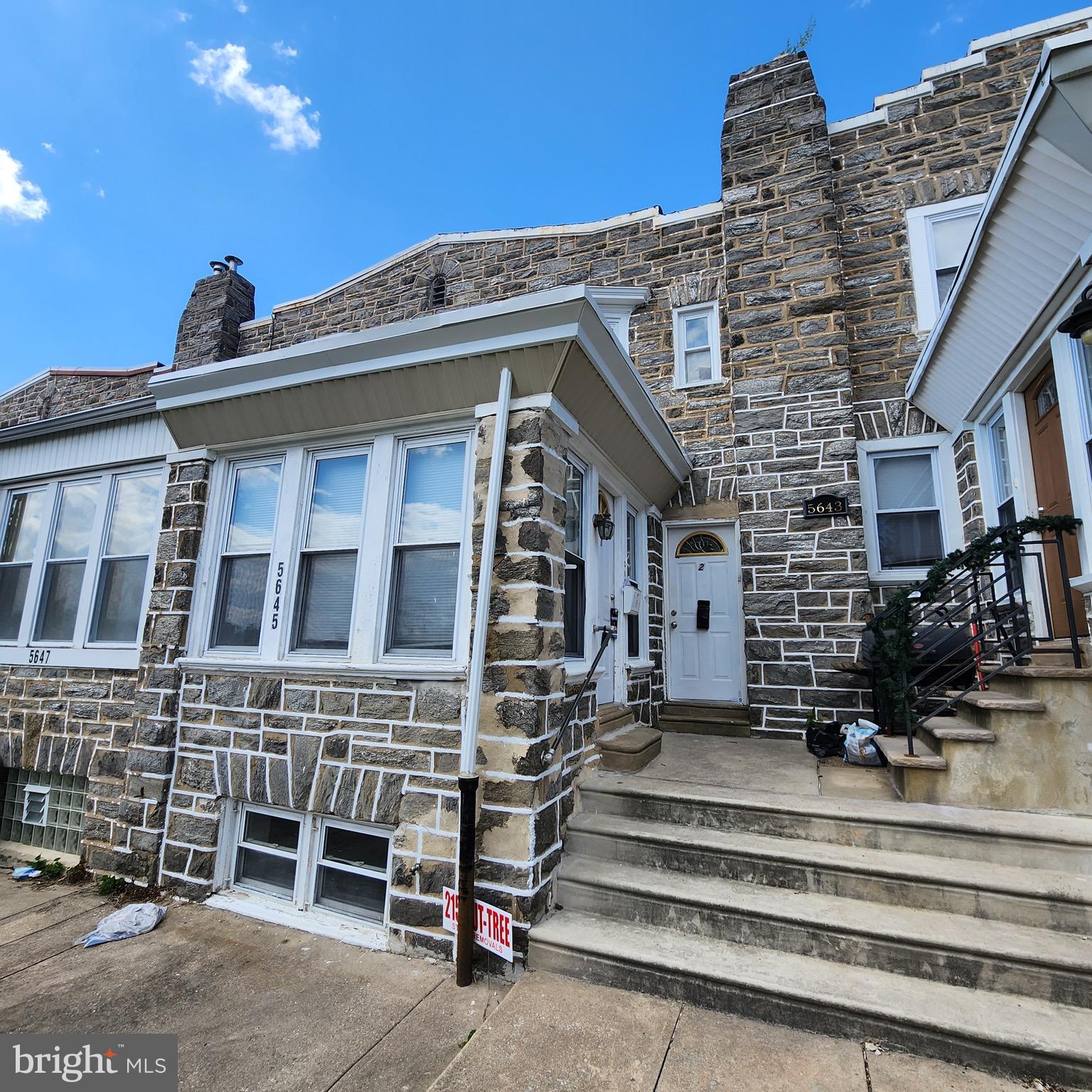 5645 Diamond St, Unit 1, Philadelphia, PA 19131 is a charming first-floor apartment located in the Wynnefield neighborhood of Philadelphia. This unit features one spacious bedroom with a large closet and plenty of natural light, along with hardwood floors throughout. The apartment includes a generously sized three-piece bathroom and a lovely eat-in kitchen.
The monthly rent is $1,150. To move in, tenants are required to pay the first month’s rent, last month’s rent, and a one-month security deposit.
Applicants must submit a complete application to be considered, which includes:
Two months of pay stubs for all individuals responsible for rent
Valid IDs for all residents over 18
Background and credit checks (minimum credit score of 550 required; Zillow rentals applications are best