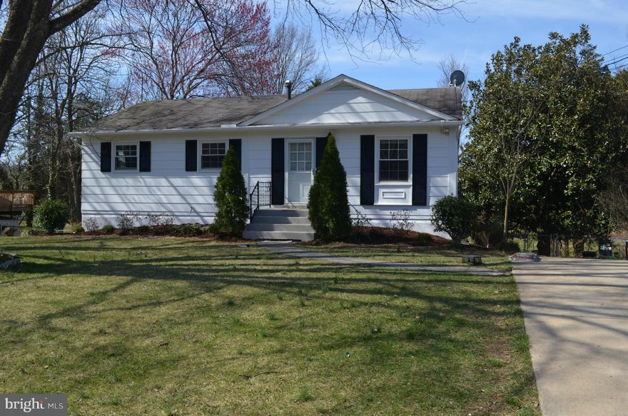 Single Family Home in well sought neighborhood three bedroom on main level Lower level has a  rec room, a bedroom and full bath and separate entrance call it Your inlaw suite. with it's own dining room laundry/utility room.  Great location near shopping center  kingstown and springfield Beautiful golf course in your back yard. Easy access to 395/495 home backing to Golf Course