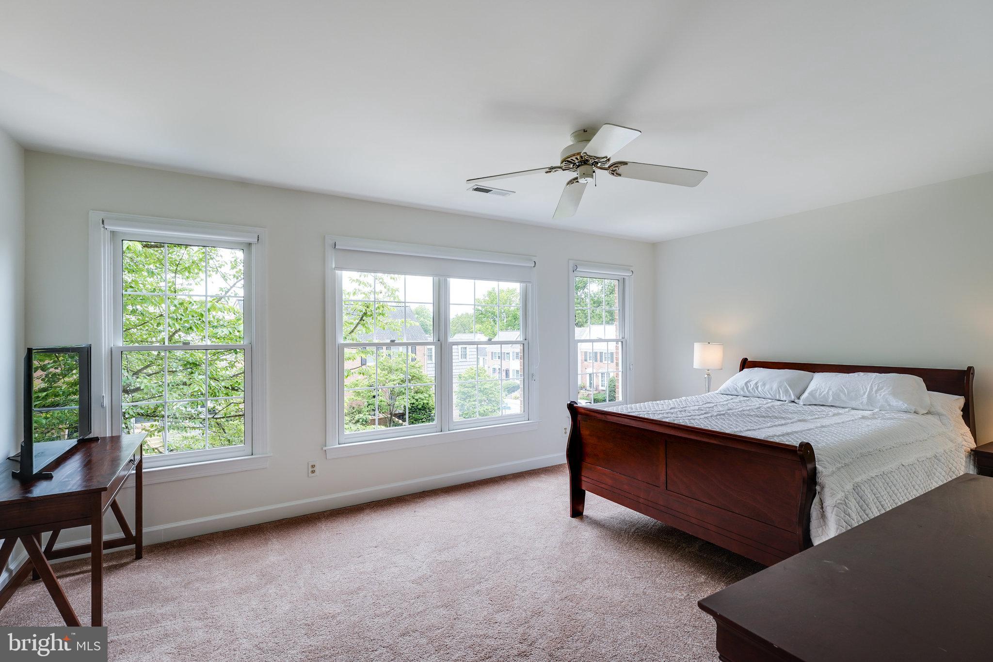 KINGS MANOR - Residential